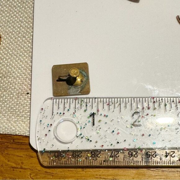 Vintage red enamel on copper atomic starburst rectangular screwback earrings - Picture 5 of 7